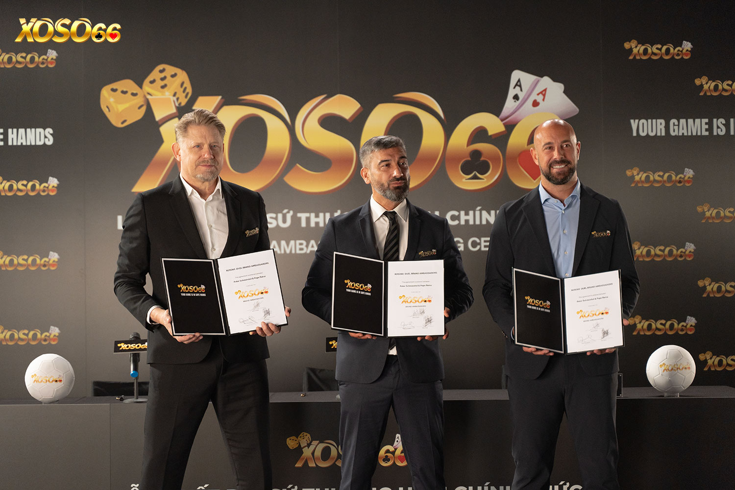 Lễ ký kết hợp đồng đại sứ thương hiệu XOSO66 với Peter Schmeichel và Pepe Reina