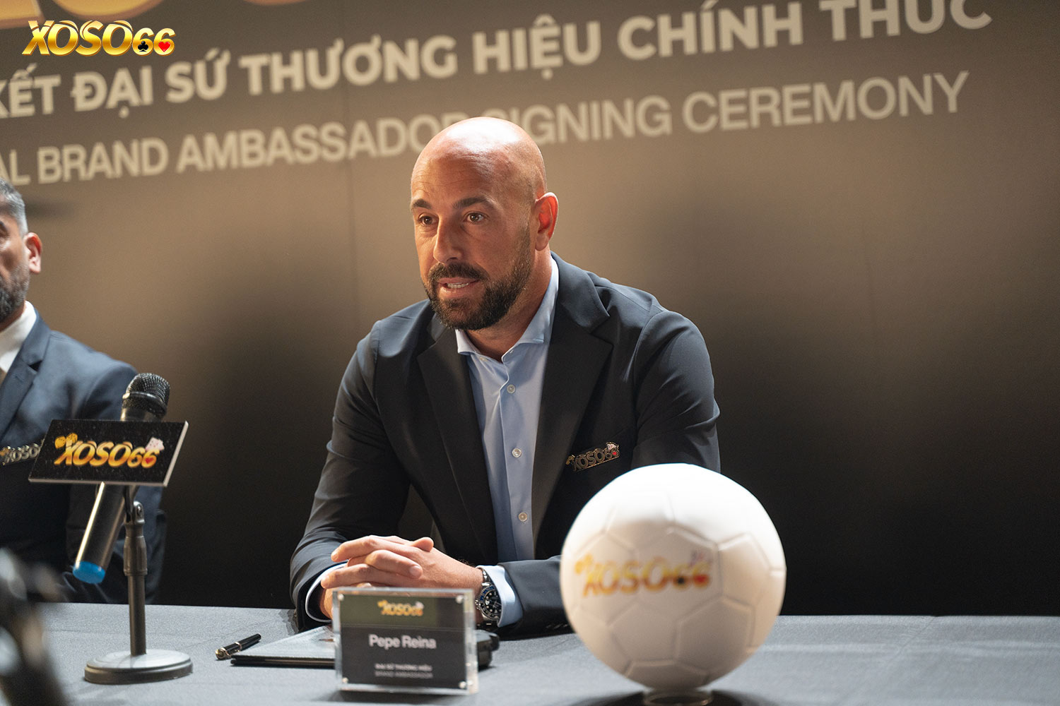 Peter Schmeichel và Pepe Reina tại buổi lễ ký kết đại sứ thương hiệu XOSO66